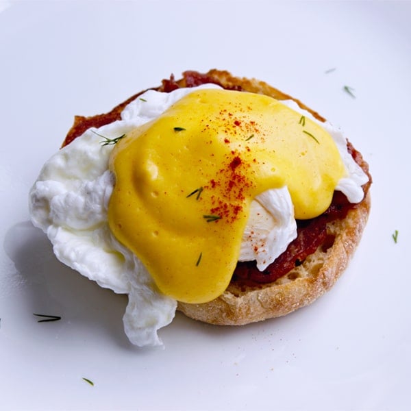 Poached eggs with paprika and hollandaise sauce