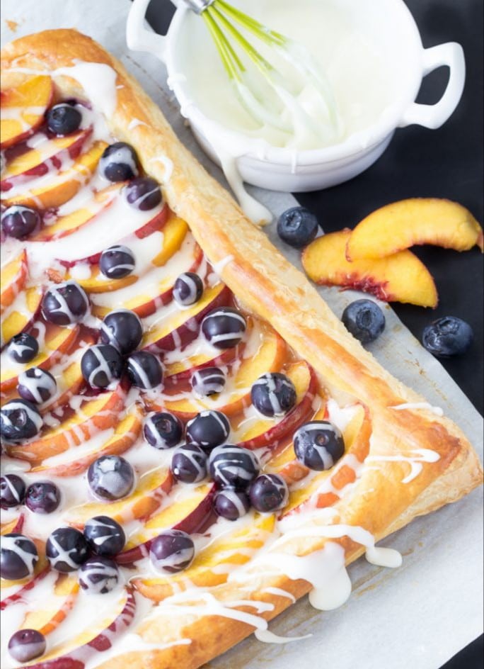 dessert puff pastry recipe idea for parties with blueberries and peaches