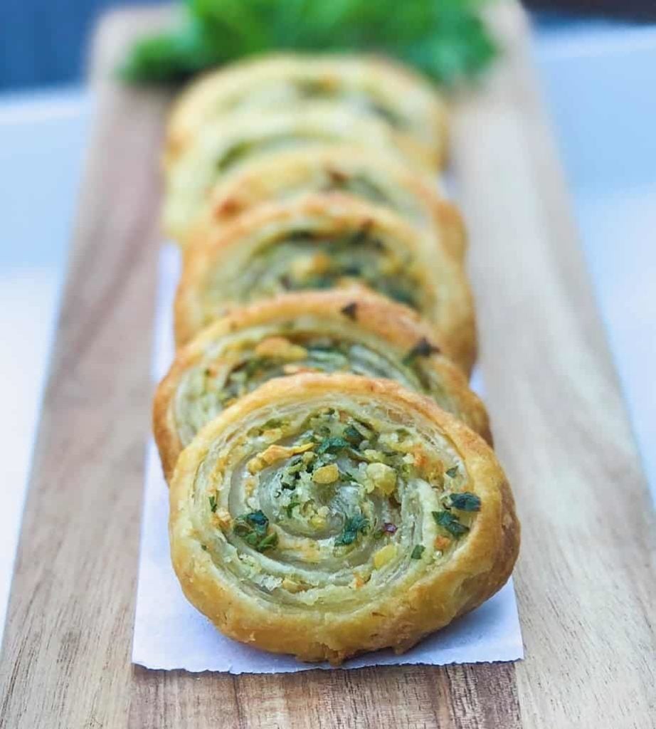 easy puff pastry recipe idea for a party with garlic