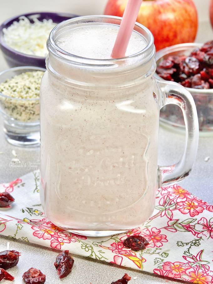 apple smoothie in a mason jar