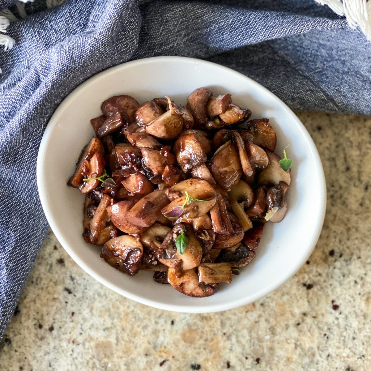 Sauteed Mushrooms With Thyme and Red Wine - Bite Go