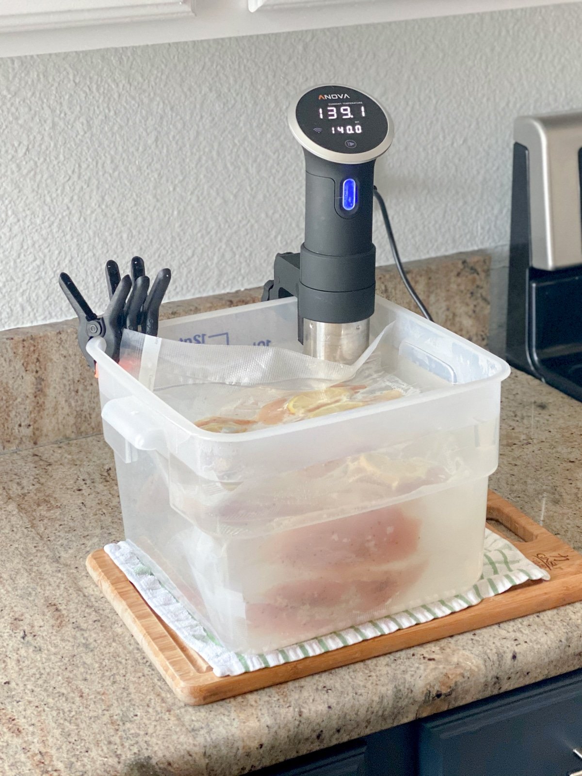 sous vide chicken breast cooking with anova in water
