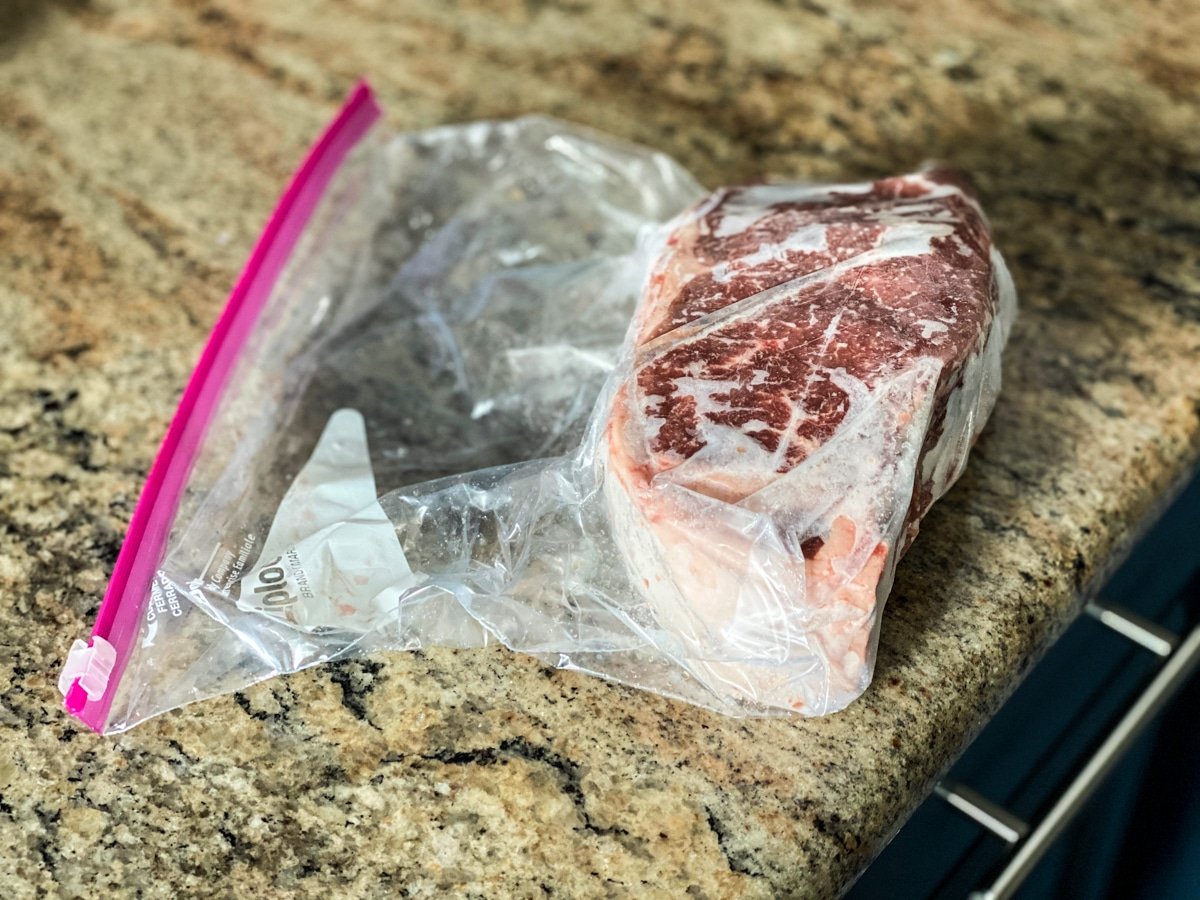 sous viding steak in a ziploc bag