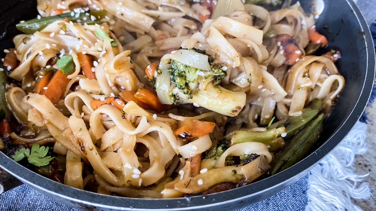 stir fry with broccoli and carrots and rice noodles