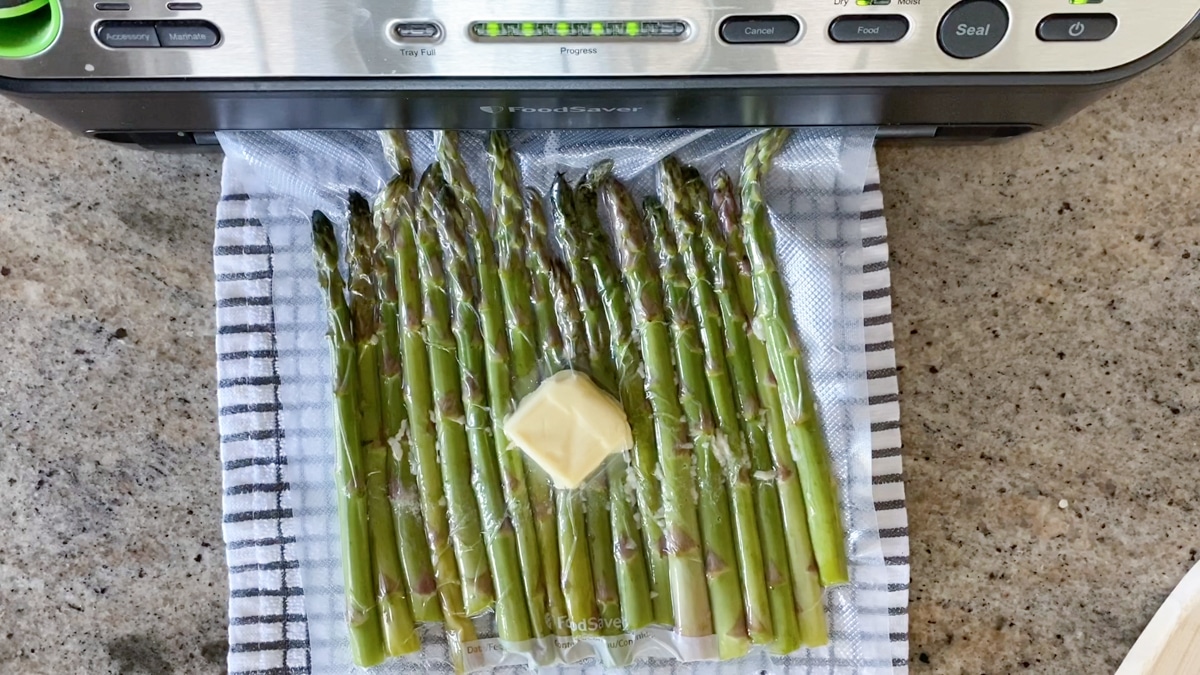 Vacuum sealing asparagus for the precision cooker