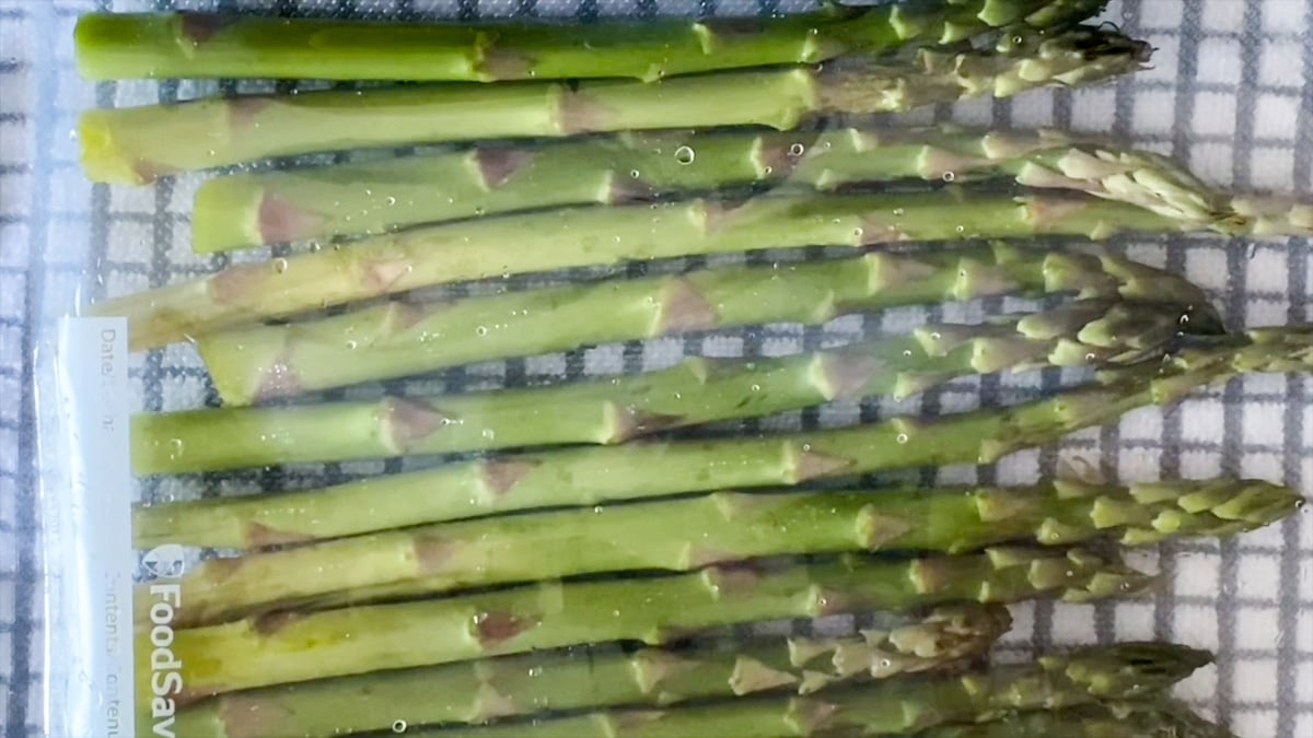 vacuum sealing asparagus in a flat layer