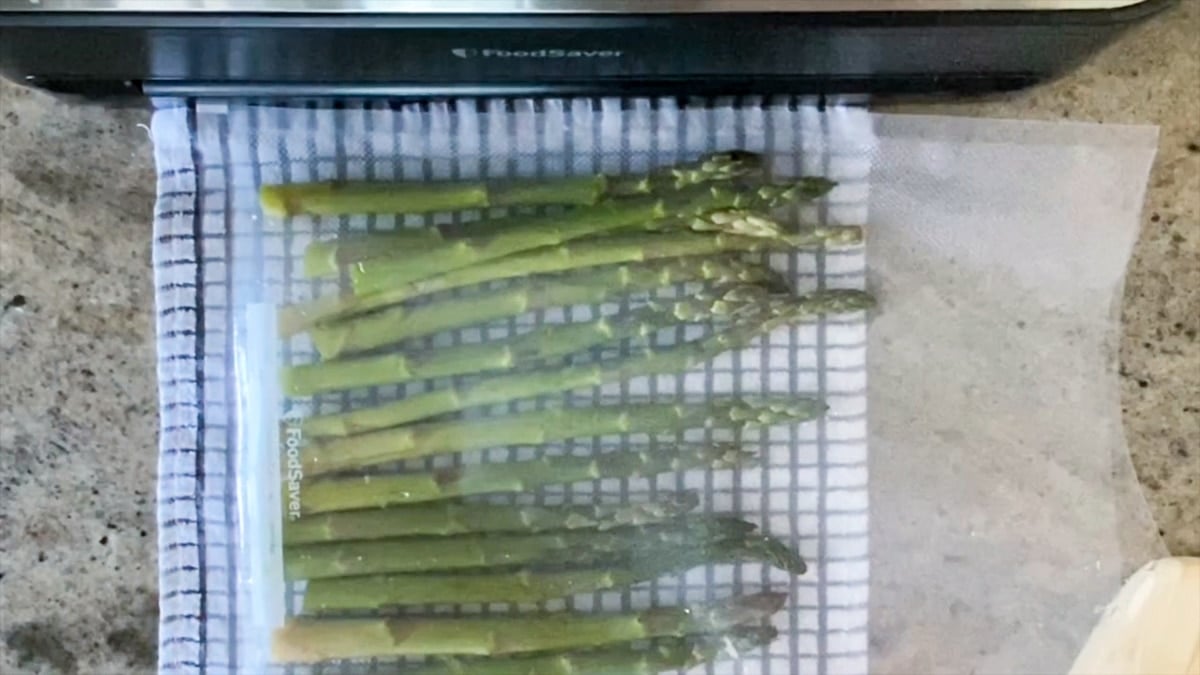 seasoning asparagus before vacuum sealing it