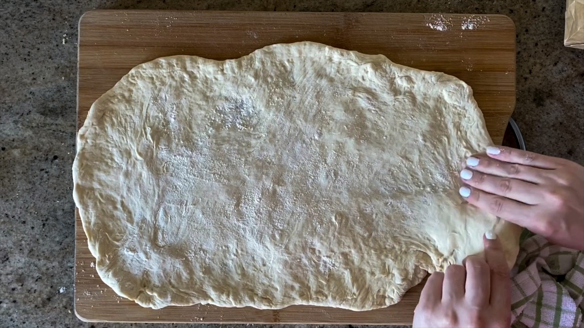 forming a rectangle pizza with fingers