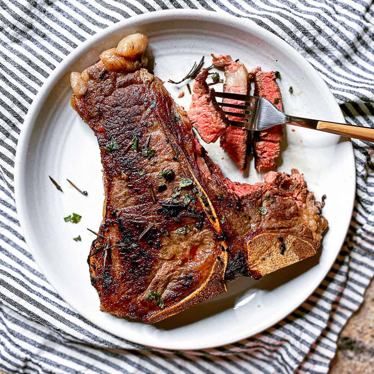 https://sipbitego.com/wp-content/uploads/2020/12/Sous-Vide-Porterhouse-Steak-Recipe-Sip-Bite-Go-31-sous-vide-porterhouse-steak-served-on-a-plate-feature-1.jpg