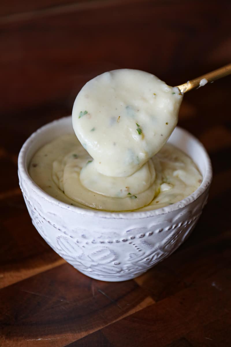 spoonful of white sauce for pizza