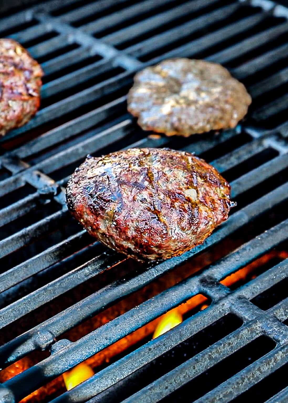 how-long-to-grill-burgers-on-gas-grill-recipe-guide-sip-bite-go