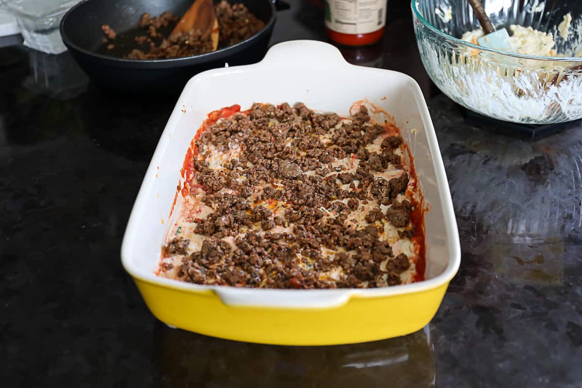 Cooked ground beef filling layer of smoked lasagna recipe