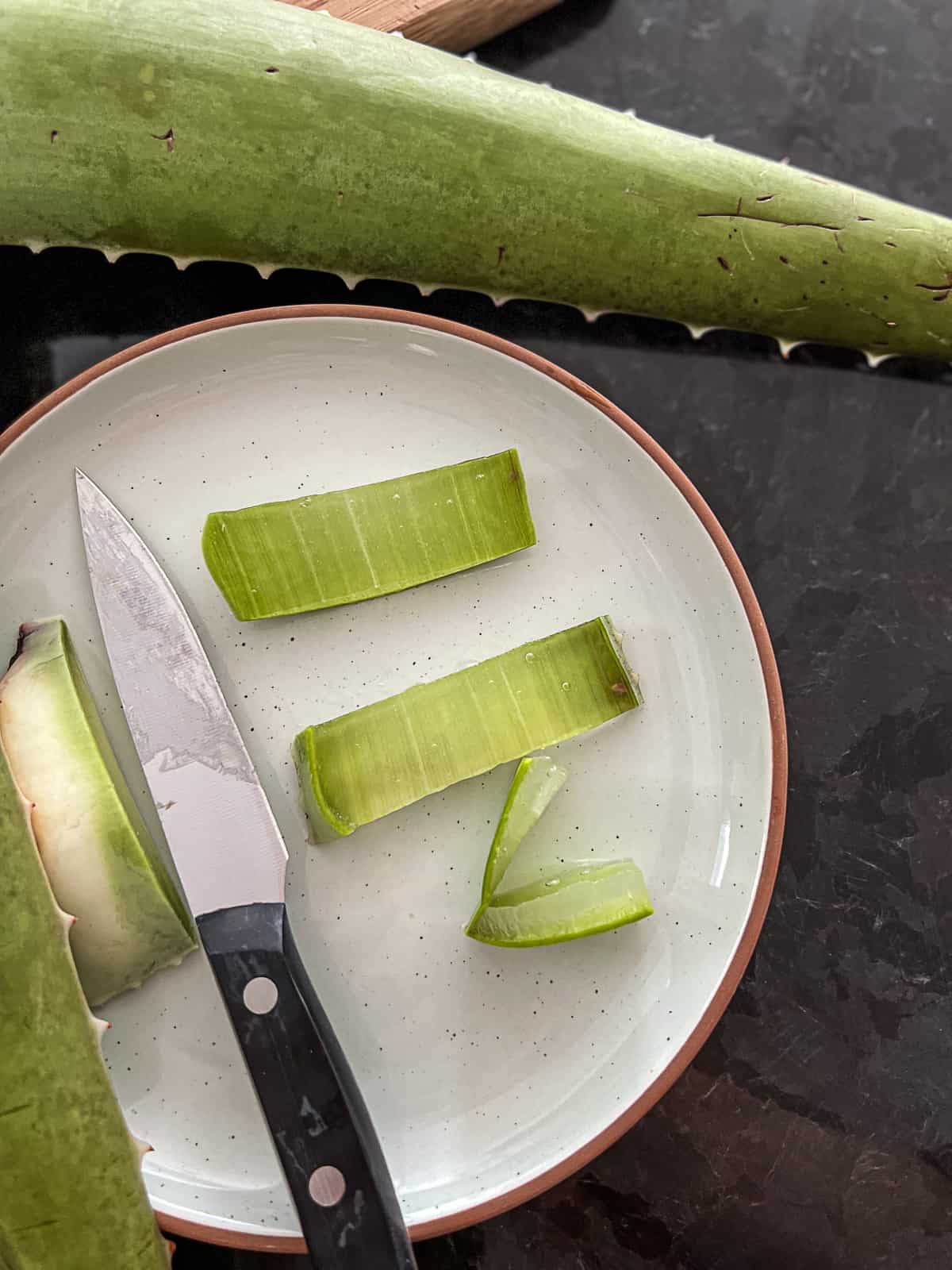 Cut Aloe Vera To Help Sunburn Pain