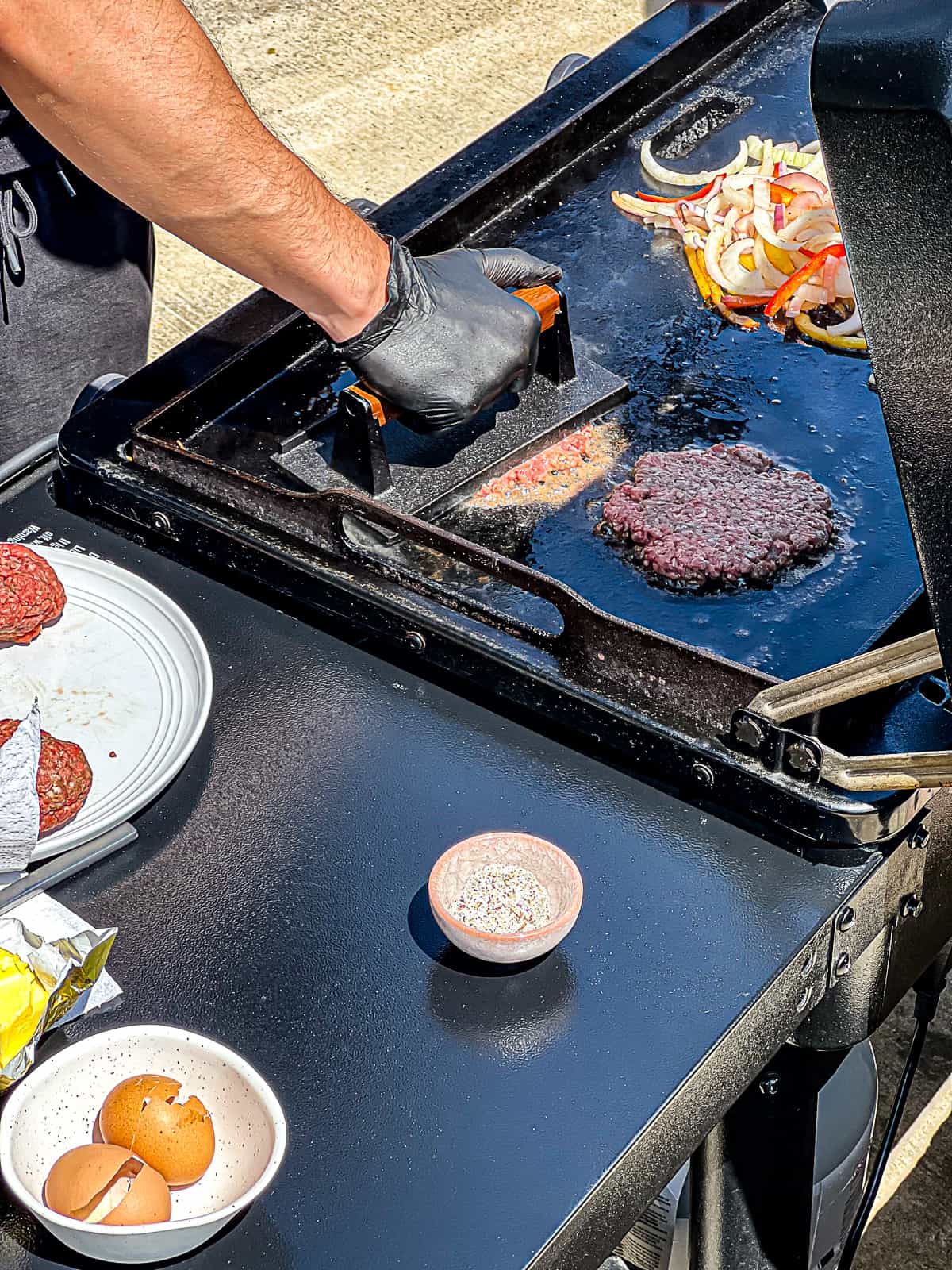 Smashing Griddled Breakfast Burgers on the Traeger Flatrock Griddle Grill 