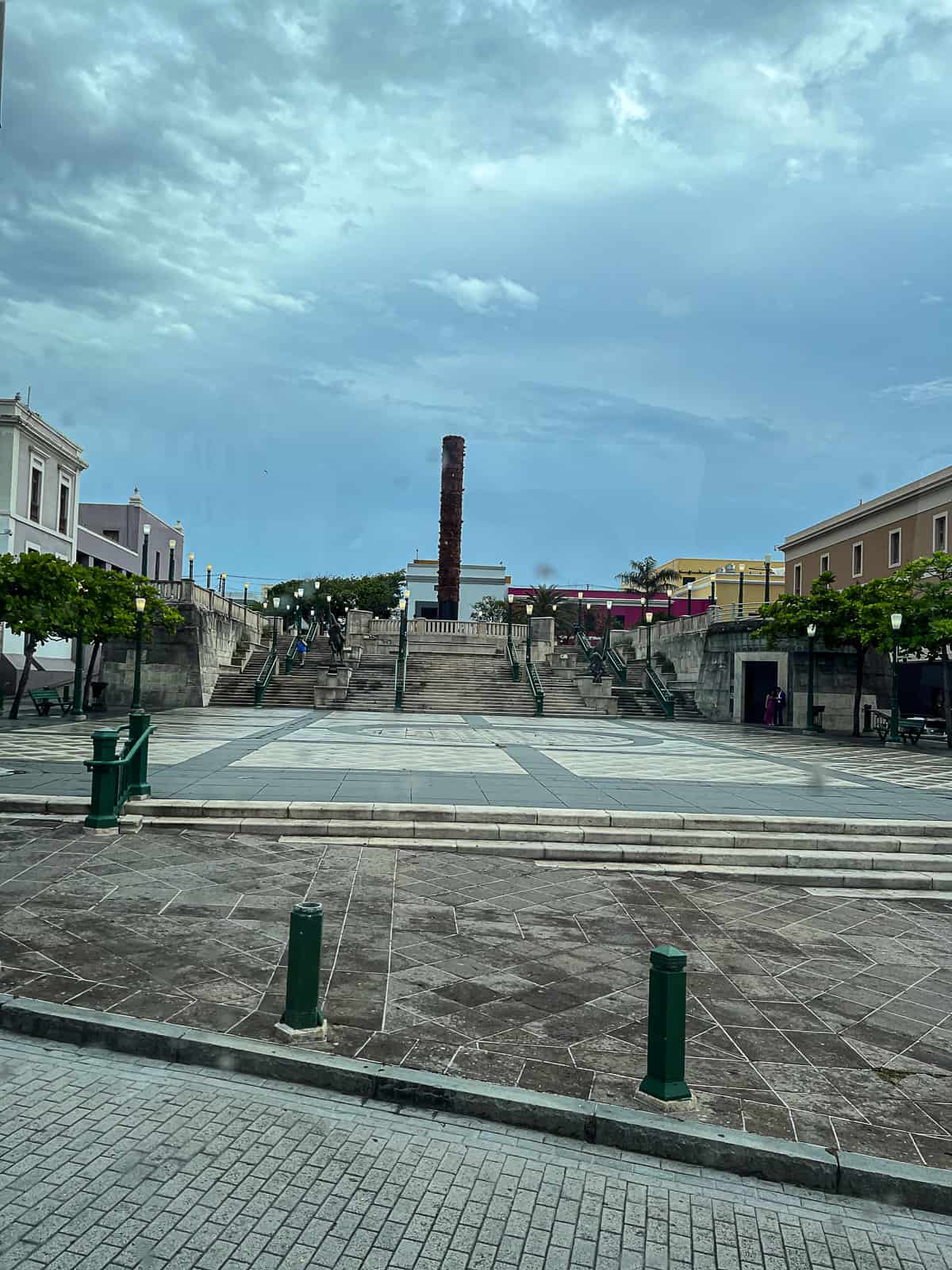 Totem Pole Monument in San Juan Plaza del Quinto Centenario