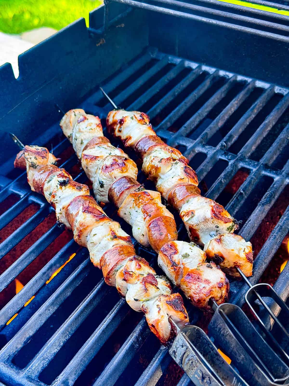 شواء كباب الدجاج مع التوابل الإيطالية على ويبر BBQ
